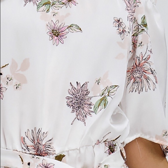 🌻**1 LEFT**IVORY WHITE FLORAL ROMPER - Picture 4 of 7